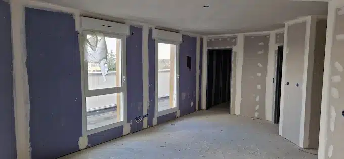Travaux de pose de placo dans une pièce en rénovation à Rouen.