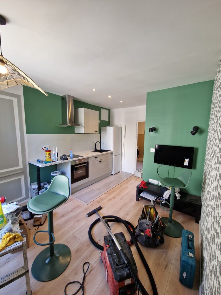 Rénovation complète d’un appartement à Bois-Guillaume avec cuisine aménagée, aménagement intérieur et chantier en cours.